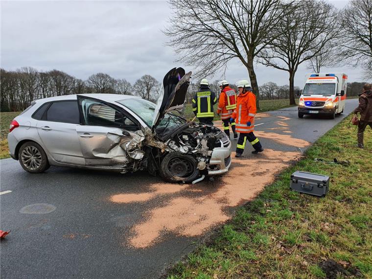 Laven: Autofahrerin prallt mit Citroën gegen Baum Zwischen Laven und Spaden ist eine 27-Jährige mit ihrem Auto von der Straße abgekommen.
