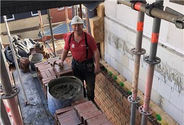 Das Foto zeigt Günter Tiemann auf der Baustelle