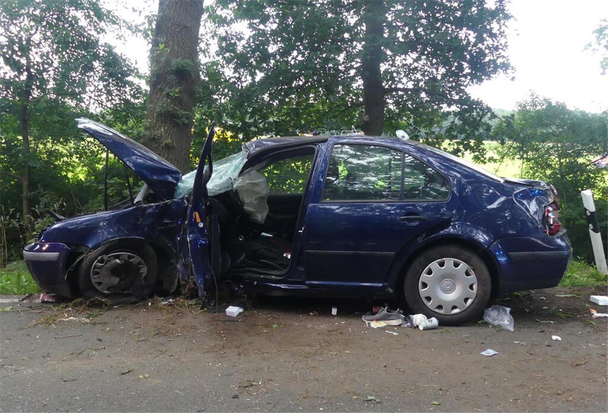 Bei Neuenwalde: Mann schwebt nach Crash mit Baum in Lebensgefahr Zwischen Neuenwalde und Fickmühlen ist es am Sonntag zu einem schweren Verkehrsunfall gekommen.
