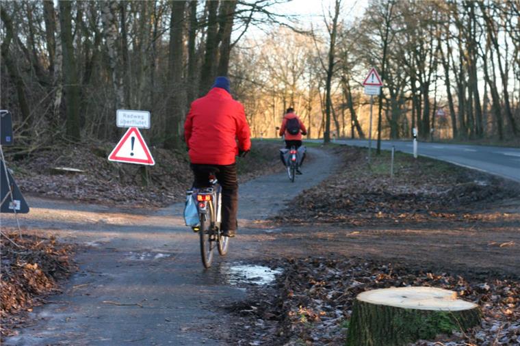Zwischen Sellstedt und Schiffdorf müssen sich Radfahrer immer wieder mit Pfützen, Matsch und angeschwemmten Geröll herumschlagen.
