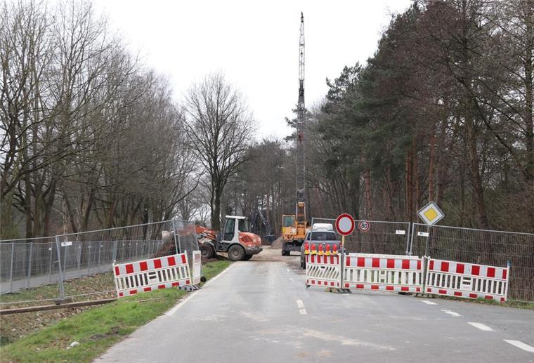 Baufahrzeuge stehen auf einer Baustelle.