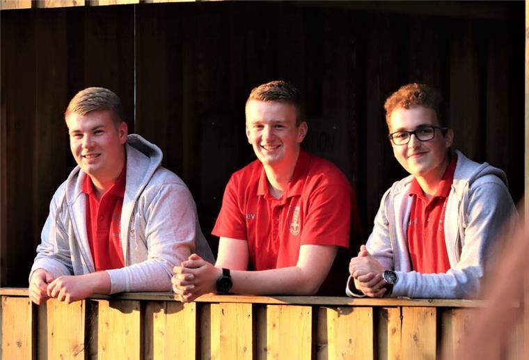 Zwischen Tradition und Fortschritt: Finn Schloh, Kevin Holsten und Bennet Dittmer vom Landjugendvorstand stehen im selbst gebauten Holzschuppen. Die jungen Männer möchten das Landleben nicht mit dem in der Stadt tauschen.