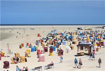 Zahlreiche Strandbesucher sind bei sonnigem Wetter an der Nordsee unterwegs