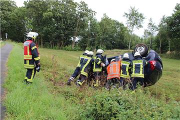 Zwischen Wehdel und Geestenseth hat sich ein 21-Jähriger mit seinem Auto überschlagen.