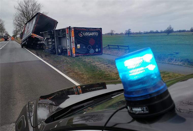 Lkw samt Anhänger steckt auf dem Grünstreifen fest