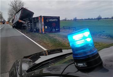 Lkw samt Anhänger steckt auf dem Grünstreifen fest