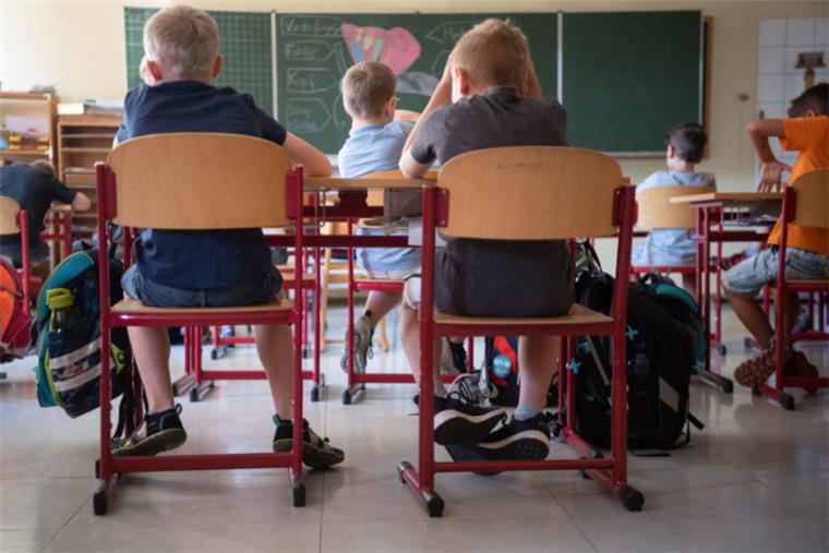 Schule um 8 Uhr? Experten und Kinder für späteren Start Zwischenzeugnisse: Für die einen Ansporn, für die anderen Stress.
