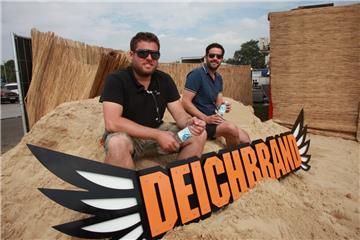 Zwölf Jahre ist es her, dass Daniel Schneider und Marc Engelke zusammen mit Freunden das Deichbrand-Festival aus der Taufe hoben.