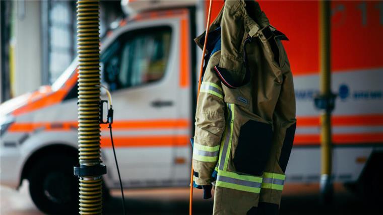 Glätte-Alarm in Bremerhaven: Feuerwehr greift zu besonderer Lösung Feuerwehr Brandschutzkleidung